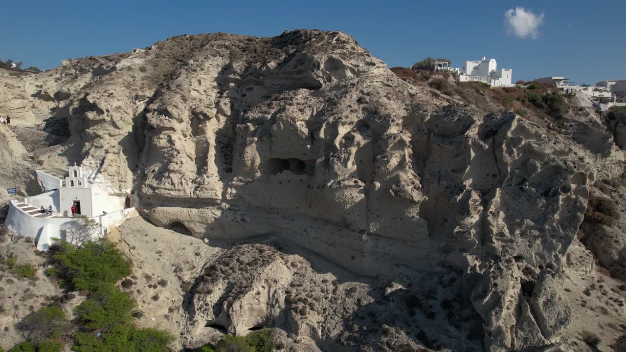 вид с воздуха на православную церковь на холмах острова санторини, греция, над эгейским морем