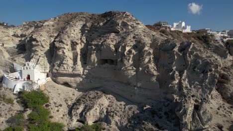 vista aérea de la iglesia ortodoxa en las colinas de la isla de santorini, grecia sobre el mar egeo
