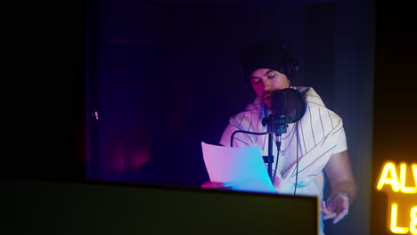 músico grabando en un estudio