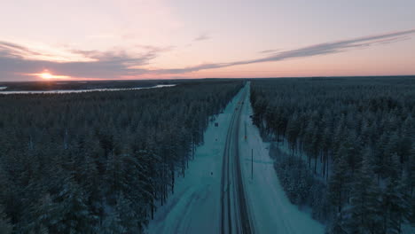 芬兰在日落时在密集的森林中飞过雪路