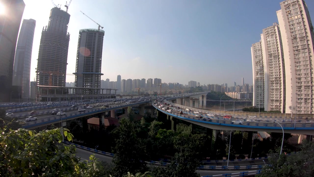 Time-lapse del traffico intenso durante l'ora di punta su un'autostrada a più livelli, città di Chongqing, Cina