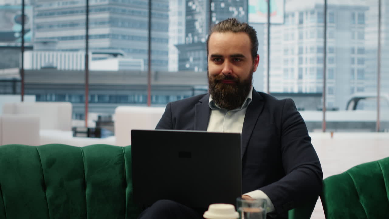 Video verticale: CEO determinato che lavora al laptop nel suo ufficio moderno per creare un'analisi
