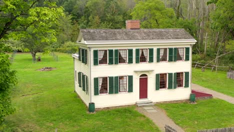 Drohnenaufnahme-Historische-Restaurierung-Des-Hauses-Von-Isaac-Hale-In-Susquehanna,-Pennsylvania