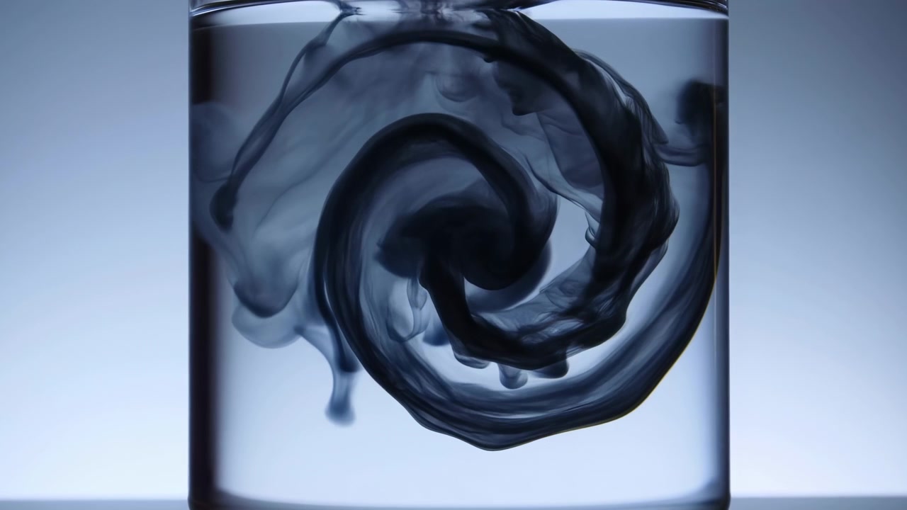 Mørkt indigopigment krøller sig til en blød spiralformet sky, der spreder sig gennem klart vand inde i et cylindrisk glas med køligt diffust baggrundslys, gennemskinnelige refleksioner, jævn væskebevægelse og abstrakt elegance.