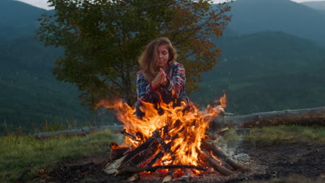 Schöne-Frau-Warme-Hände-Am-Lagerfeuer.-Fernweh-Reisende-Genießen-Berge.