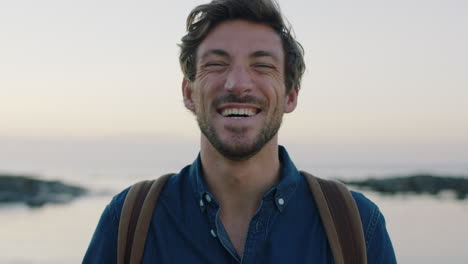 Retrato-De-Un-Hombre-Caucásico-Encantador-Y-Guapo-Riendo-Alegremente-En-La-Playa-Junto-Al-Mar