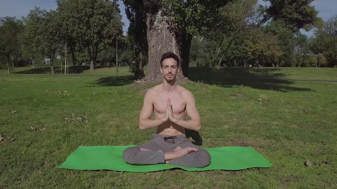 caucásico joven delgado hombre deportivo haciendo ejercicio de yoga