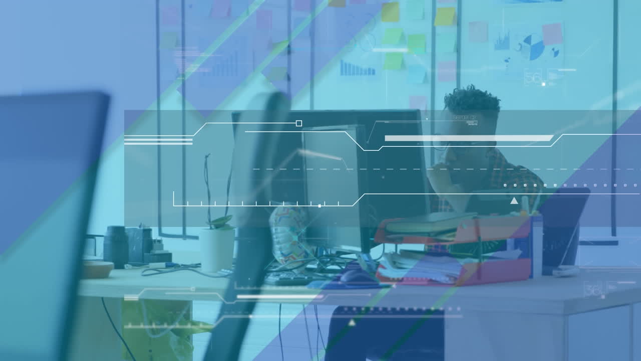 다이어그램의 애니메이션과 데이터 처리는 컴퓨터를 사용하여 책상에서 사업가보다