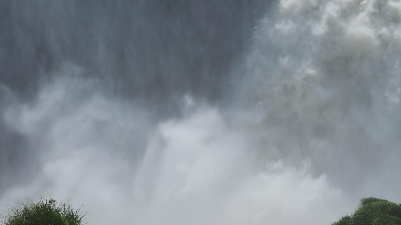 슬로우 모션 가까이 아름다운 폭포 스프레이, 거친 물 흐름과 큰 충격 던지기 수영장, 슬로우 모 자세한 폭포 스프레이 아름다운 정글에서 iguazu 폭포, 아르헨티나