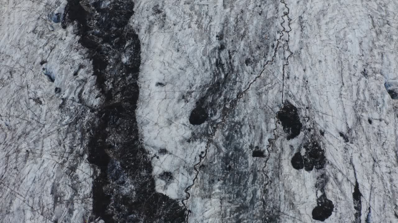 hielo texturizado del glaciar sólheimajökull en islandia - toma aérea de un dron