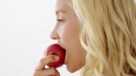 Primer-Plano-De-Una-Hermosa-Mujer-Comiendo-Manzana-Roja