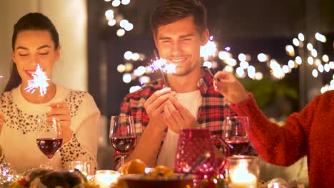 Concepto-De-Vacaciones-Y-Celebración.-Amigos-Felices-Cenando-En-Casa-Y-Comiendo-En-Navidad.