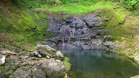 Vista-Circular-De-La-Cascada-Oquê-Pipi-Con-Agua-Cayendo-Sobre-Un-Pequeño-Lago