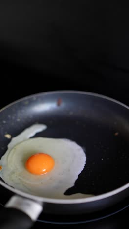 huevo frito en una sartén