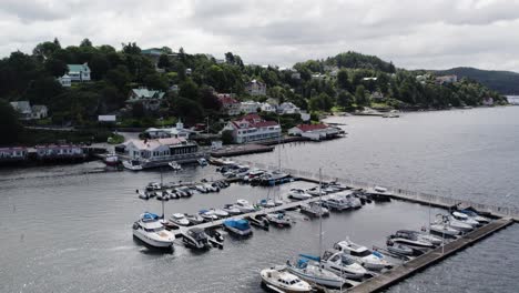 yates y lanchas rápidas atracados en el puerto deportivo de ljungskile, bohuslan, suecia