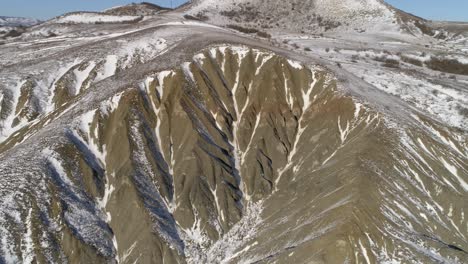 montañas nevadas con valles erosionados