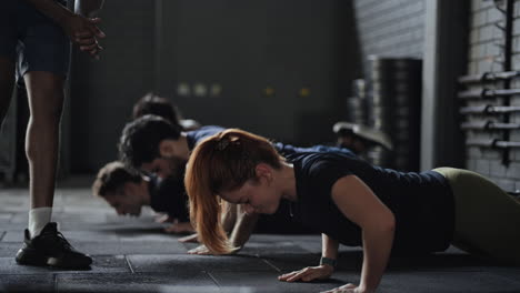 grupo de clase de fitness haciendo flexiones