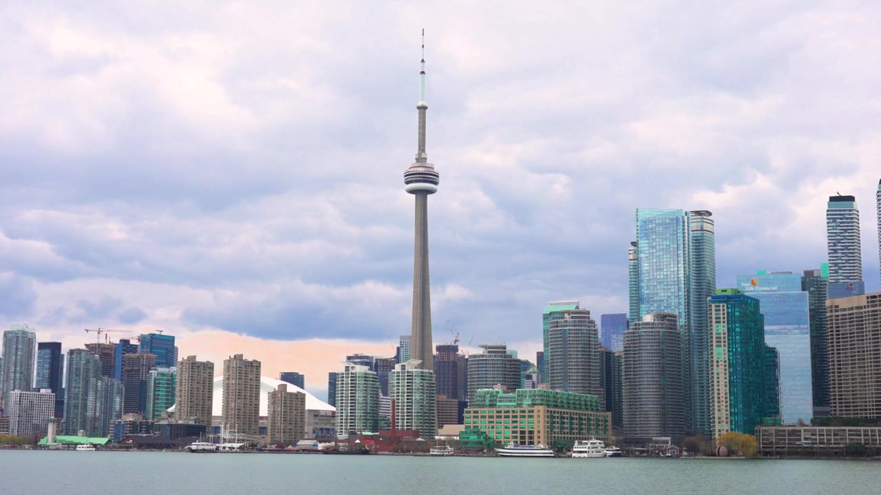 Skyline del centro di Toronto e CN Tower, vista diurna dal lungomare.