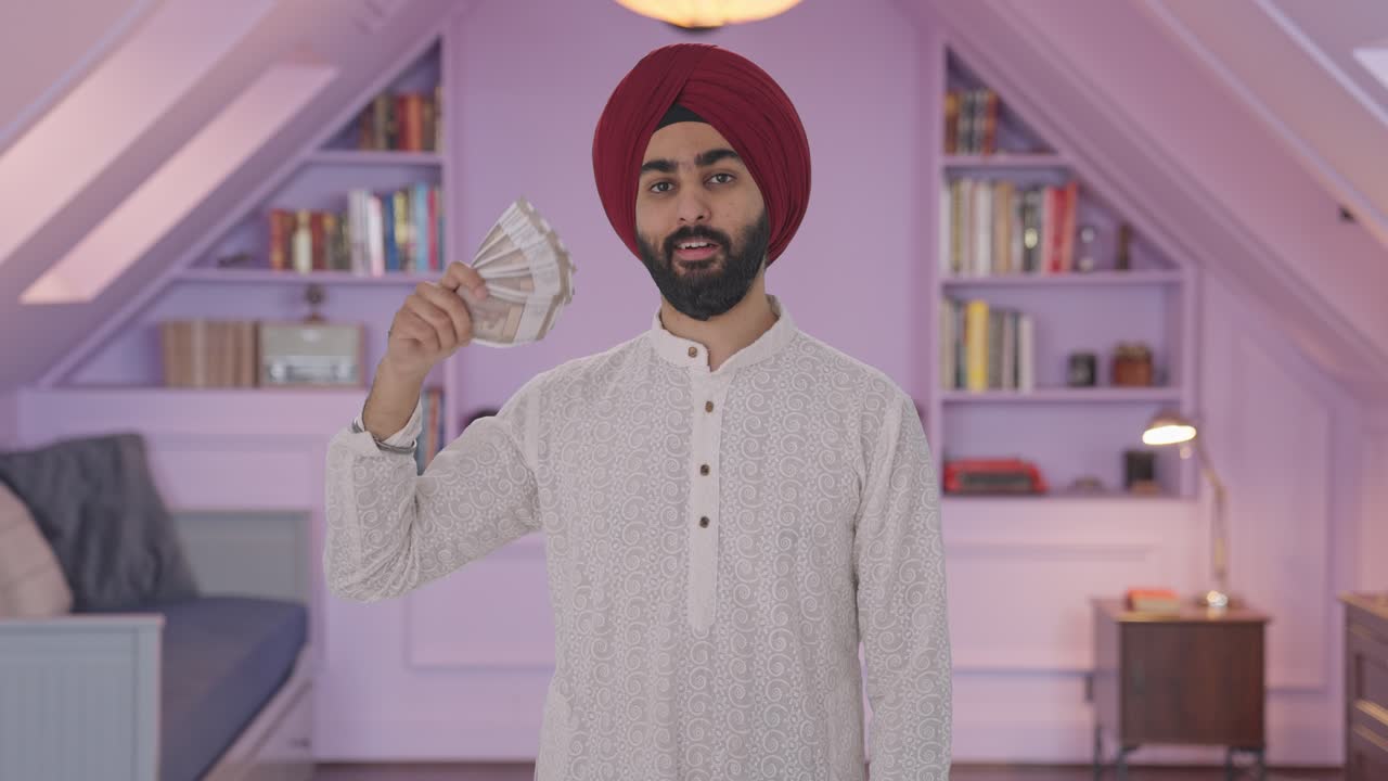 Uomo indiano Sikh egoista che usa i soldi come ventaglio con un sorriso astuto.