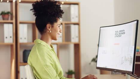 Mujer-De-Negocios-Feliz-Escribiendo-En-La-Computadora-Por-La-Noche