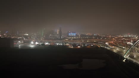 Horizonte-De-Dallas,-Texas-Por-La-Noche-Con-Clima-Brumoso-Y-Video-De-Drones-Con-Toma-Amplia-Estable