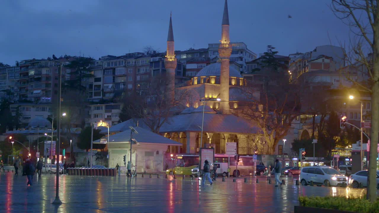 una noche lluviosa en una mezquita de estambul