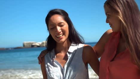 Amigas-Divirtiéndose-En-La-Playa