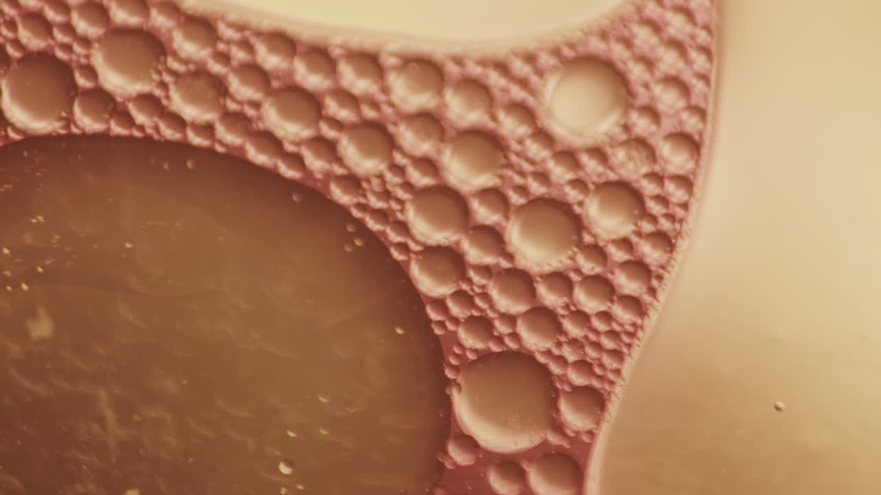 形やパターンを変化させる抽象的な泡で満たされた液体