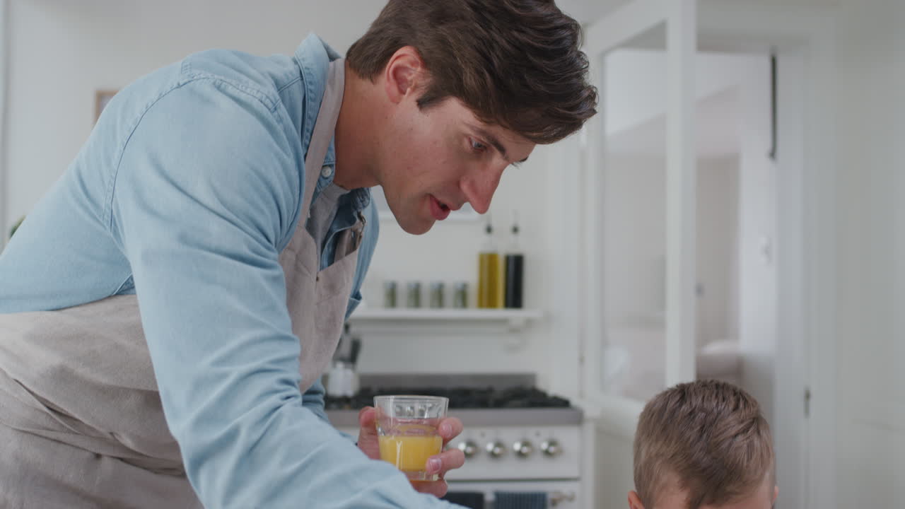 familia desayunando juntos comiendo panqueques madre y padre preparando comida casera para los niños la mañana del fin de semana 4k