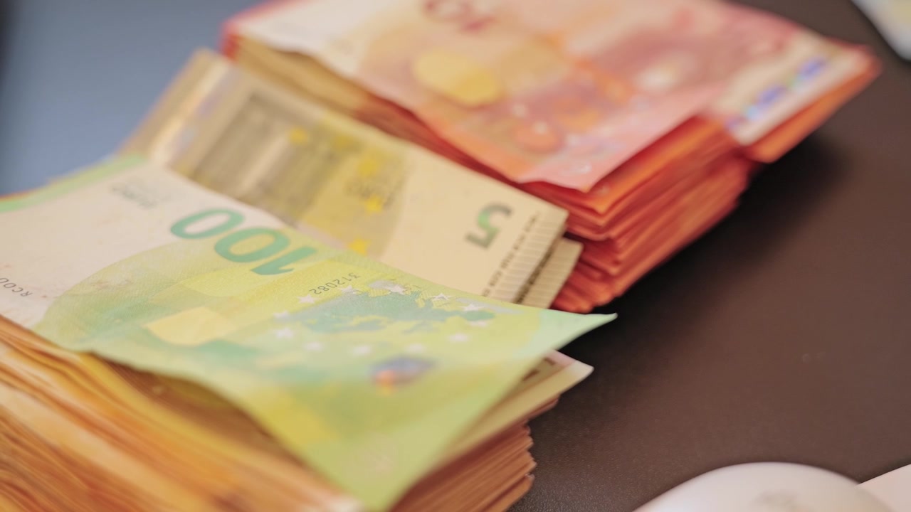 Geldstapel repräsentieren Inflationsdruck auf Schattenmärkten und wirtschaftliche Anpassung.
