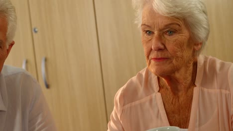 Mujer-Mayor-Pensativa-Con-Una-Taza-De-Café