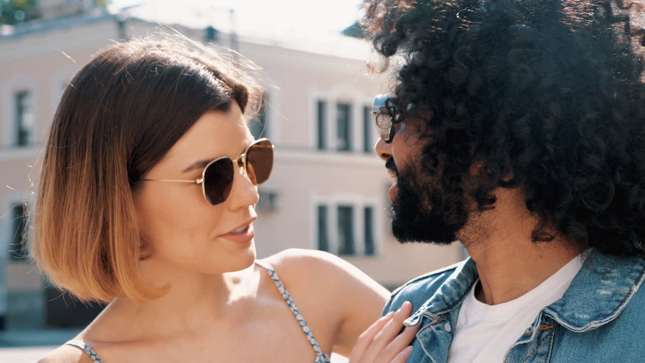 Pareja disfrutando de una conversación en la ciudad