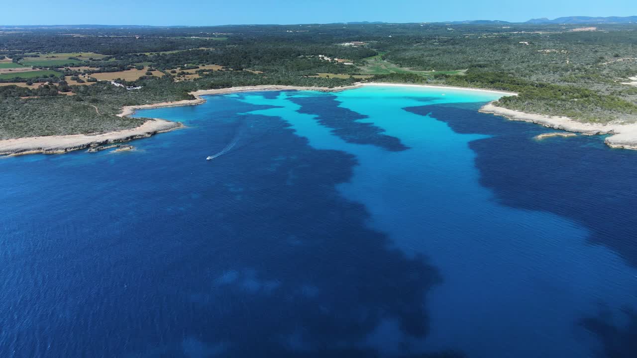 메노르카 스페인의 하얀 모래 해변과 맑은 만을 보여주는 조감도