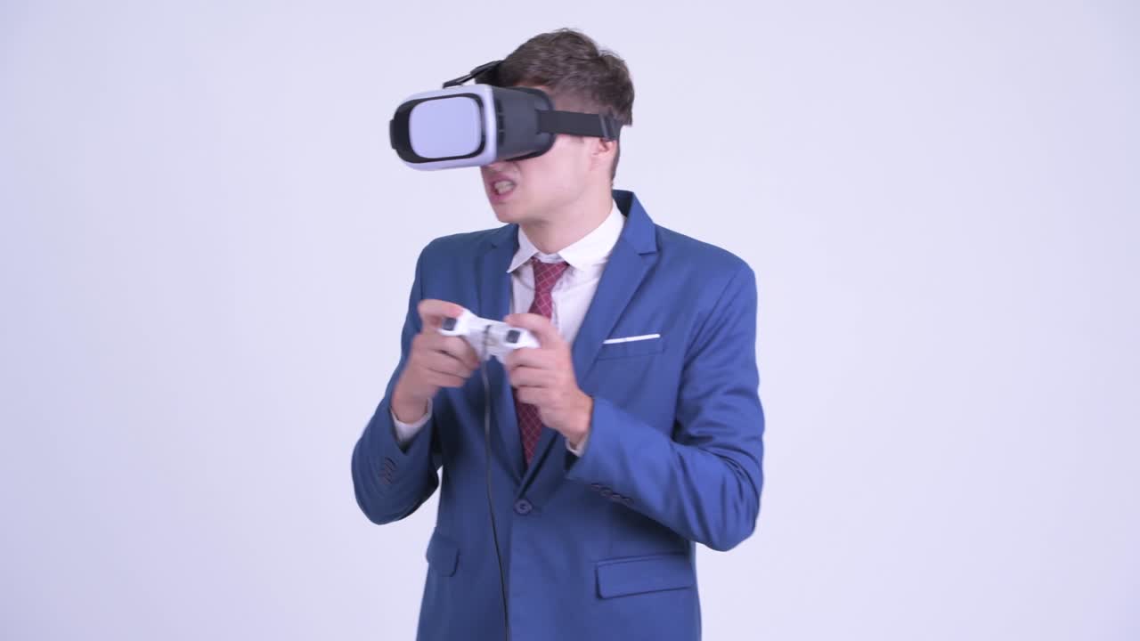 Giovane e affascinante uomo d'affari che gioca con un visore per la realtà virtuale