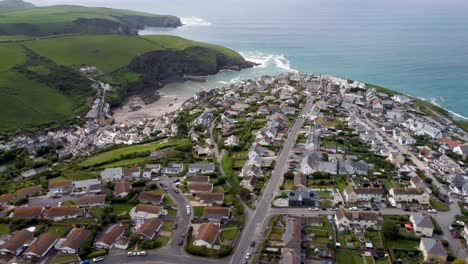 imágenes de drones de 4k del pueblo pesquero de port isaac en cornwall