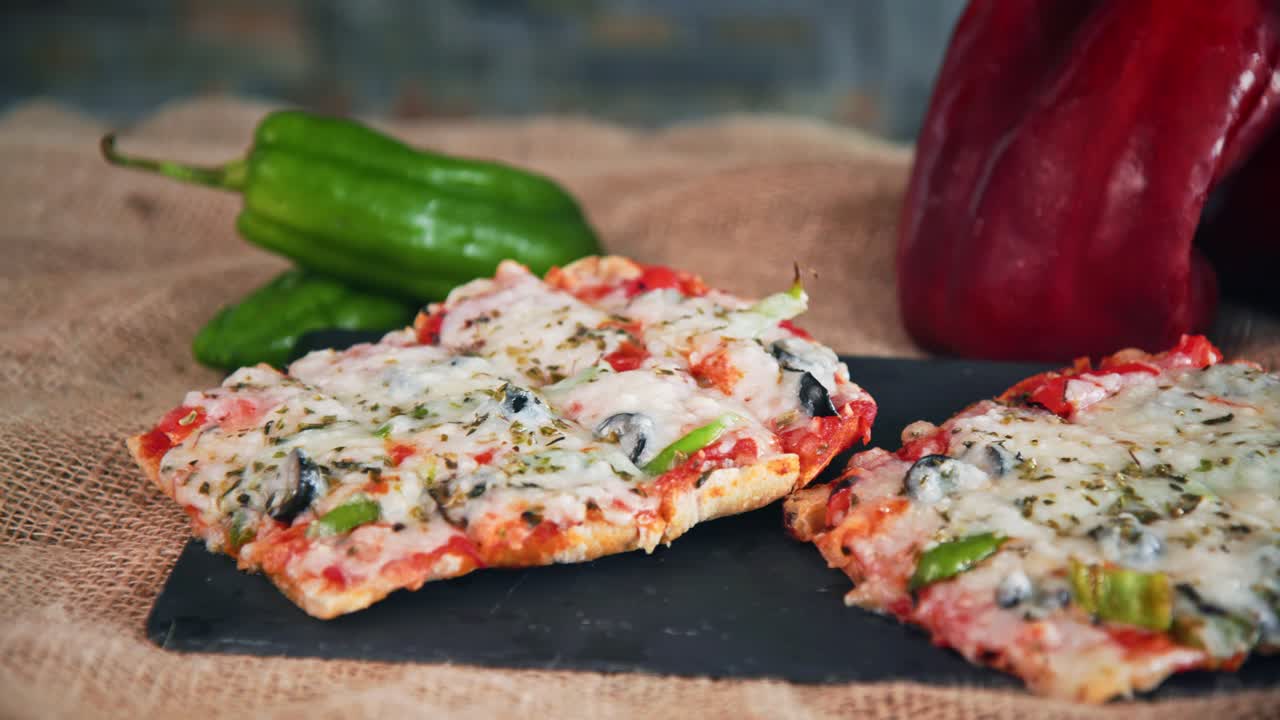 pizza de verduras recién horneadas. concepto de comida vegetariana