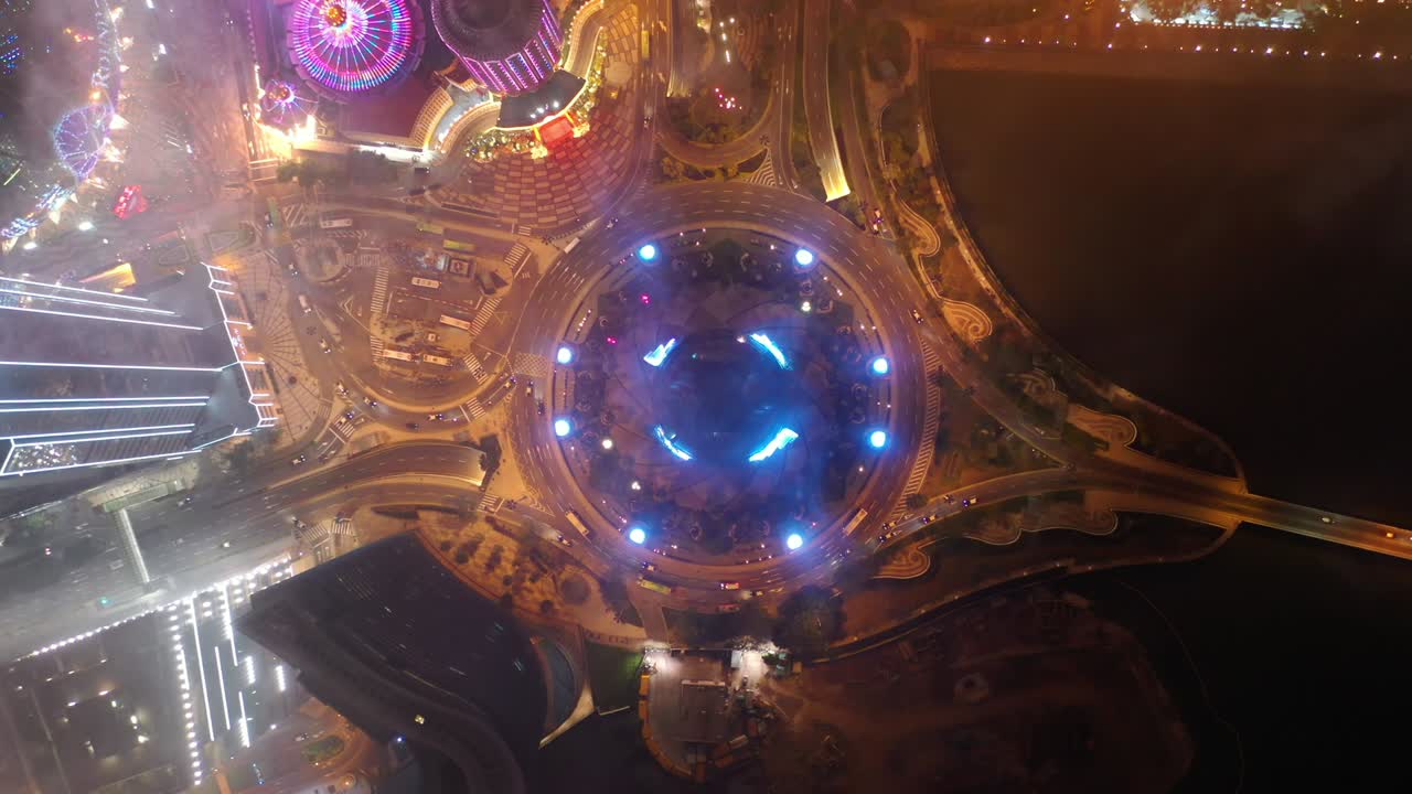 tiempo nocturno iluminado macao ciudad círculo de tráfico bahía aérea topdown panorama 4k china