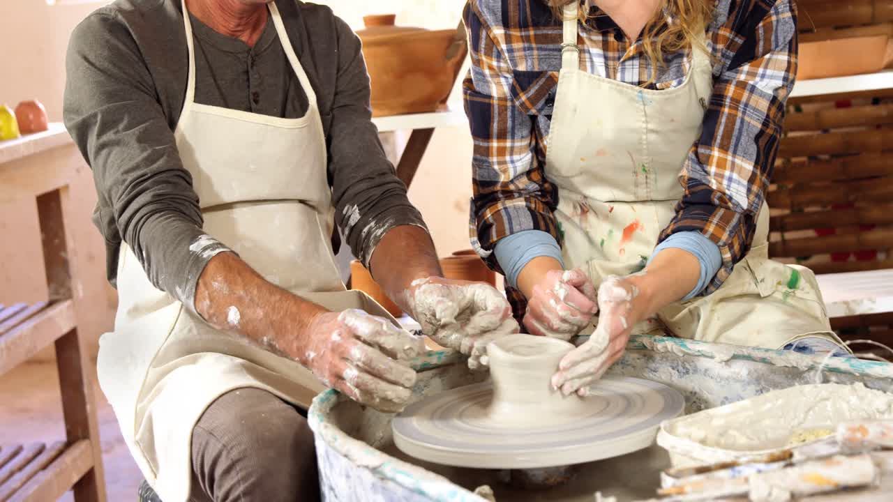 남성 도자기 가 여성 도자기 를 도와 주는 것