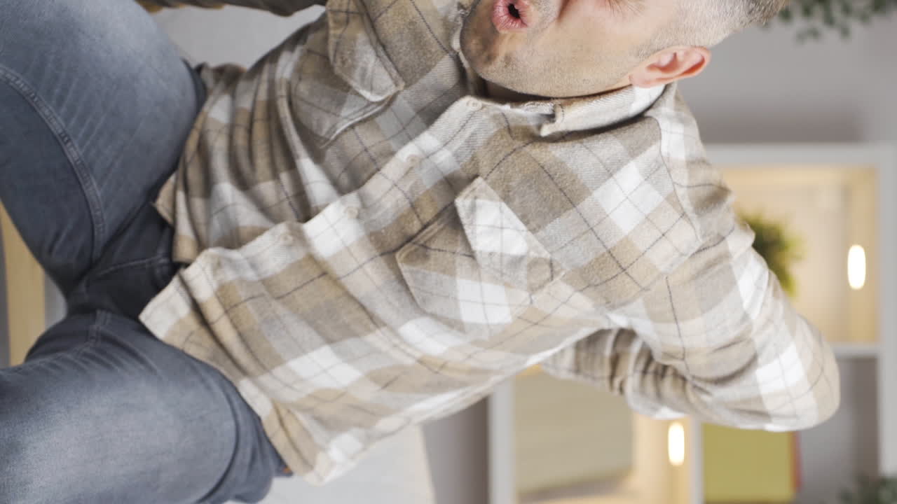 허리증이 있는 허리 통증을 가진 남자의 수직 비디오입니다.