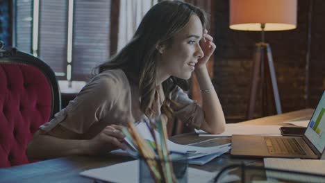 mujer feliz leyendo buenas noticias en la computadora portátil en la oficina de casa. mujer de negocios exitosa