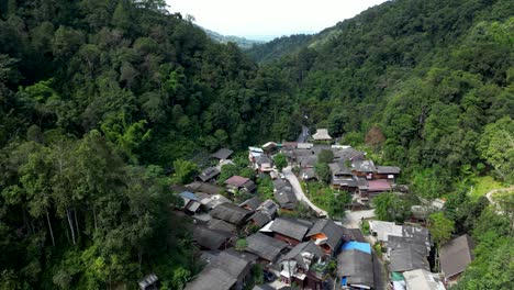 pueblo secreto escondido en lo profundo de la exuberante jungla verde, vista de drones