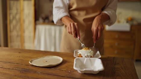 un panadero preparando un pastel para llevar