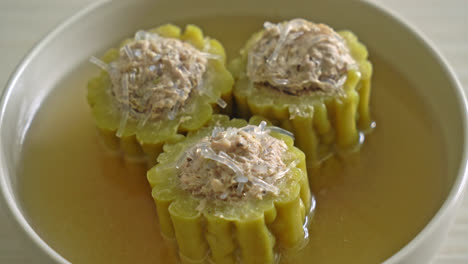 calabaza amarga rellena con cerdo picado sazonado y tazón de sopa de fideos