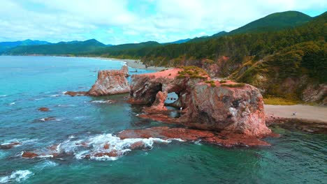 arco de roca roja costera y vista panorámica