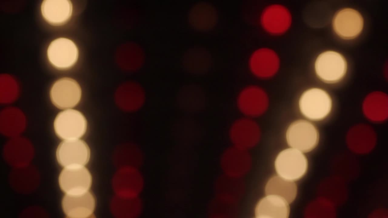 luces de carnaval borrosas y coloridas de atracciones y atracciones