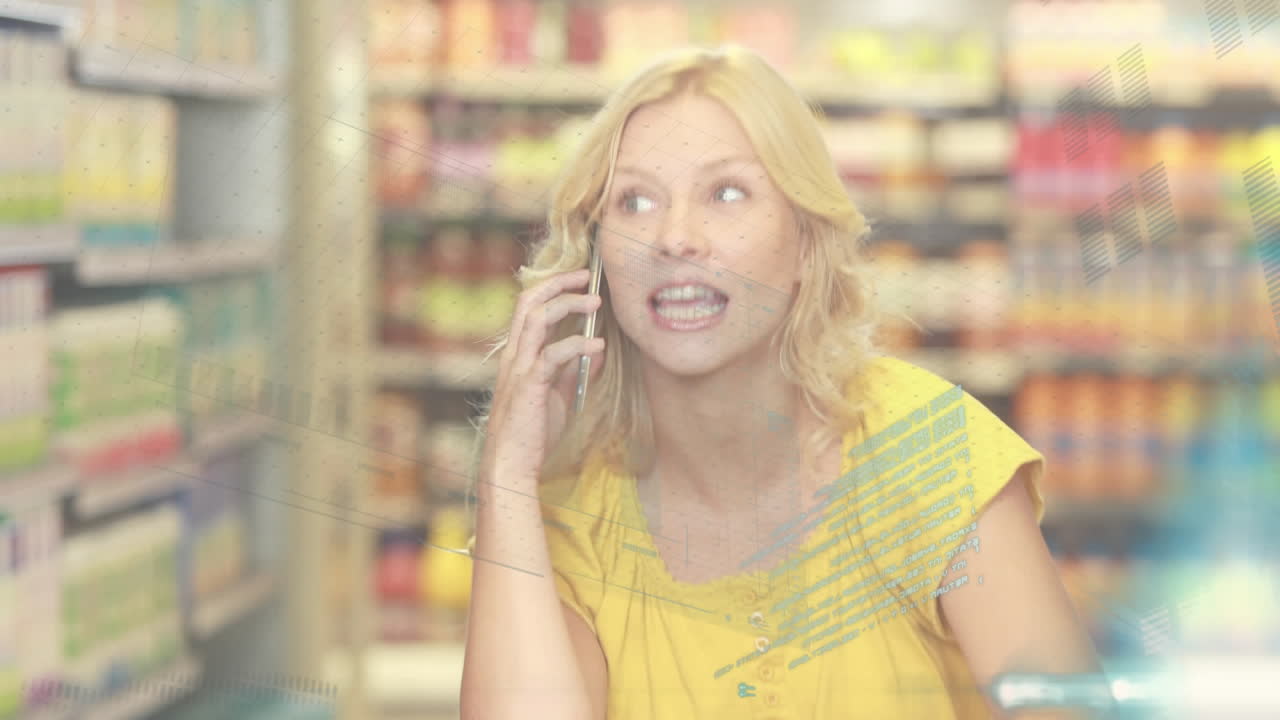 식료품 가게에서 스마트폰을 사용하는 여성에 대한 금융 데이터 처리