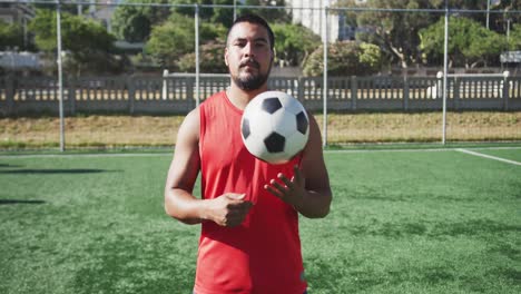 Jugador-De-Fútbol-Mirando-A-La-Cámara-En-El-Campo