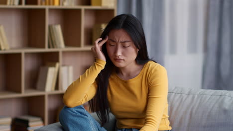 여성이 두통을 겪고 있습니다.