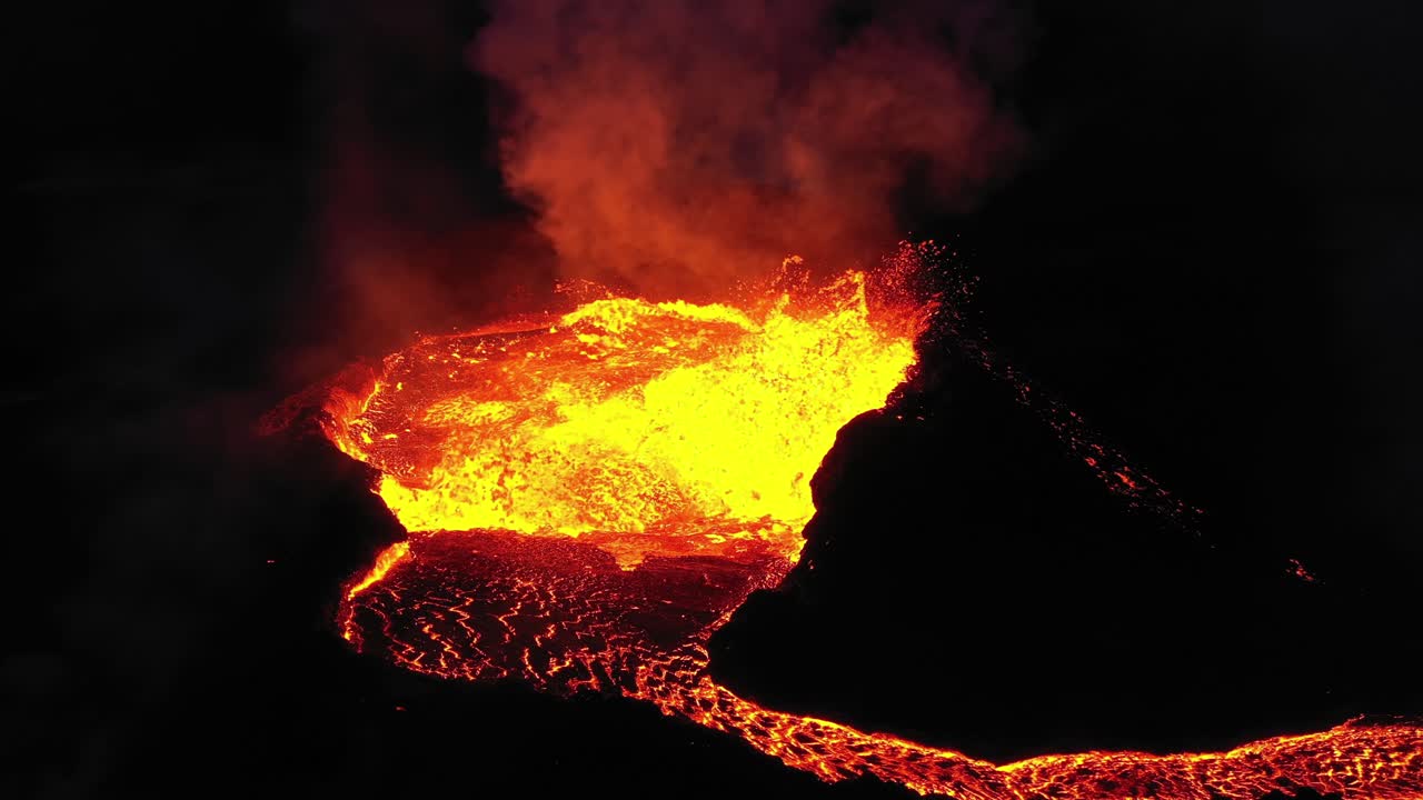 erupción de lava de un volcán