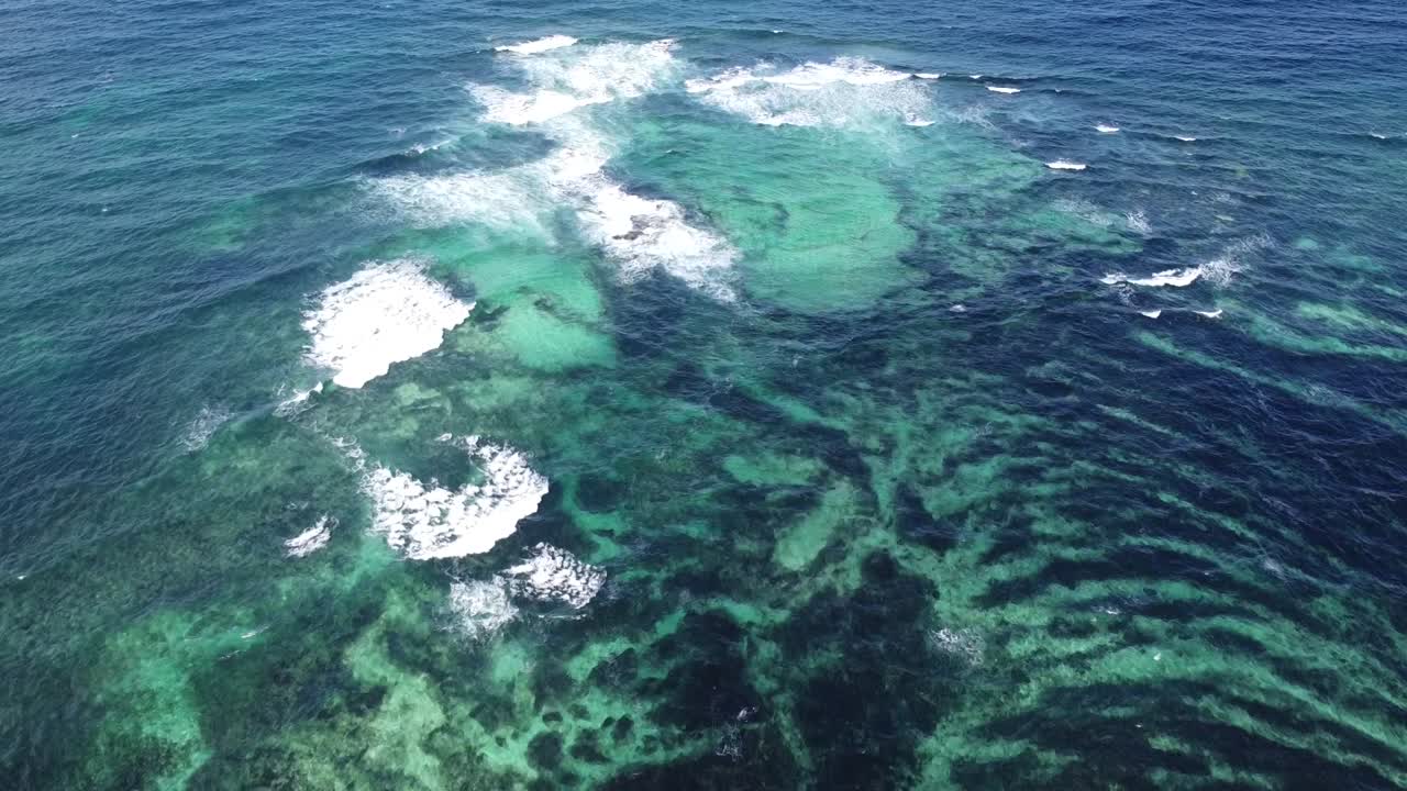 스페인 란사로테 섬의 파도와 산호초의 공중 드론 영상